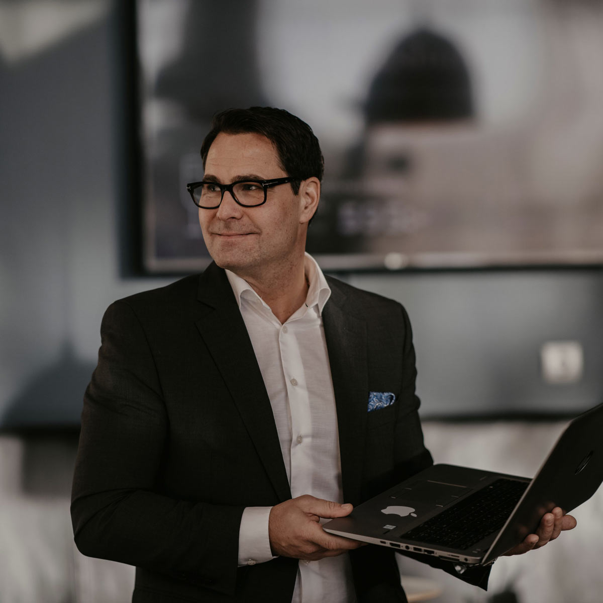 Daniel står med laptop