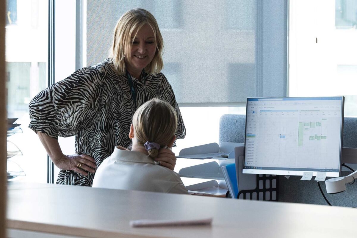 Två kvinnor pratar på ett kontor