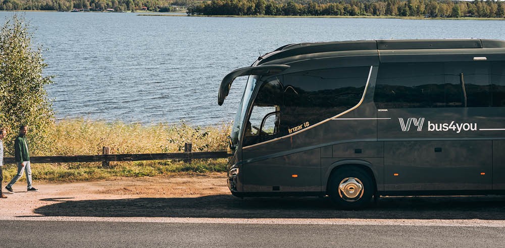 Buss och vatten i bakgrunden