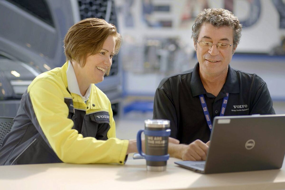 Två medarbetare framför laptop på Volvo