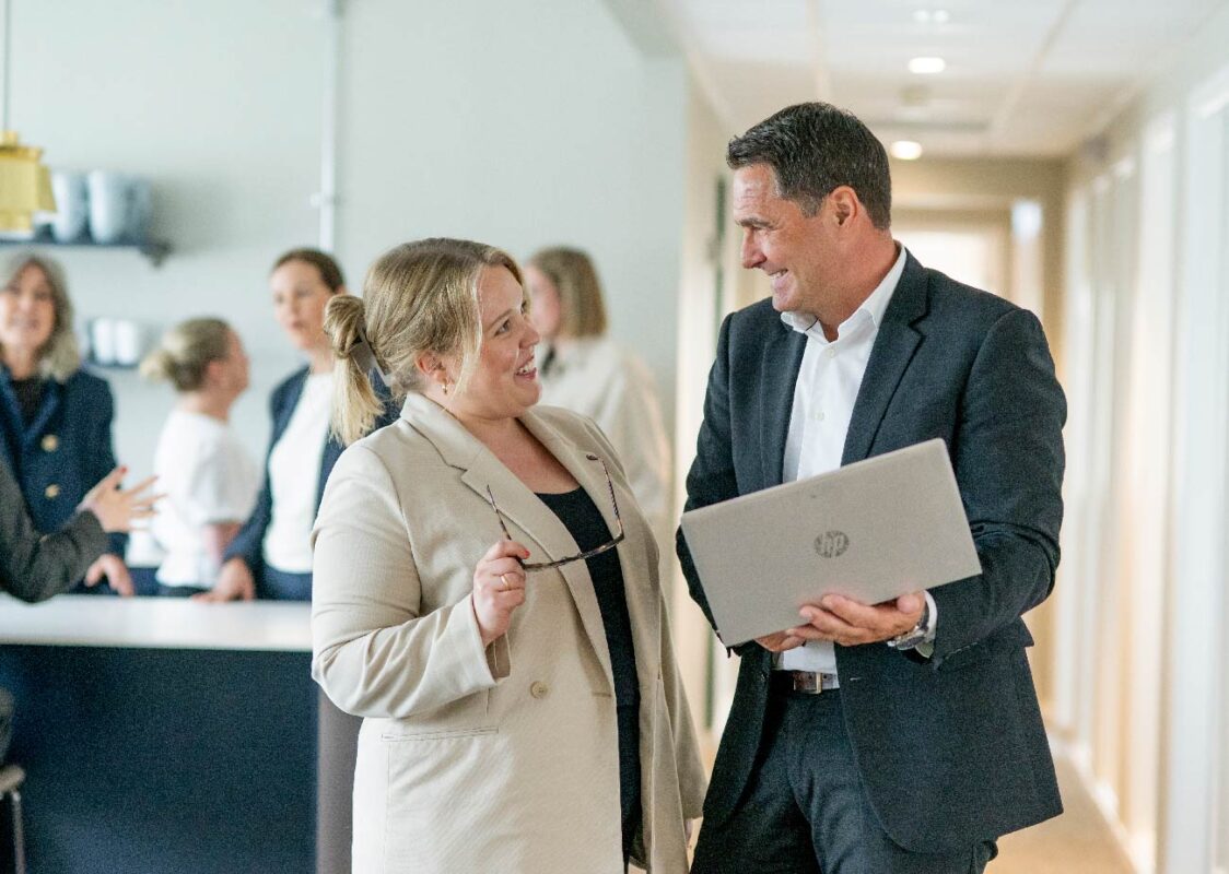 En senior rekryteringskonsult och researcher pratar med varandra