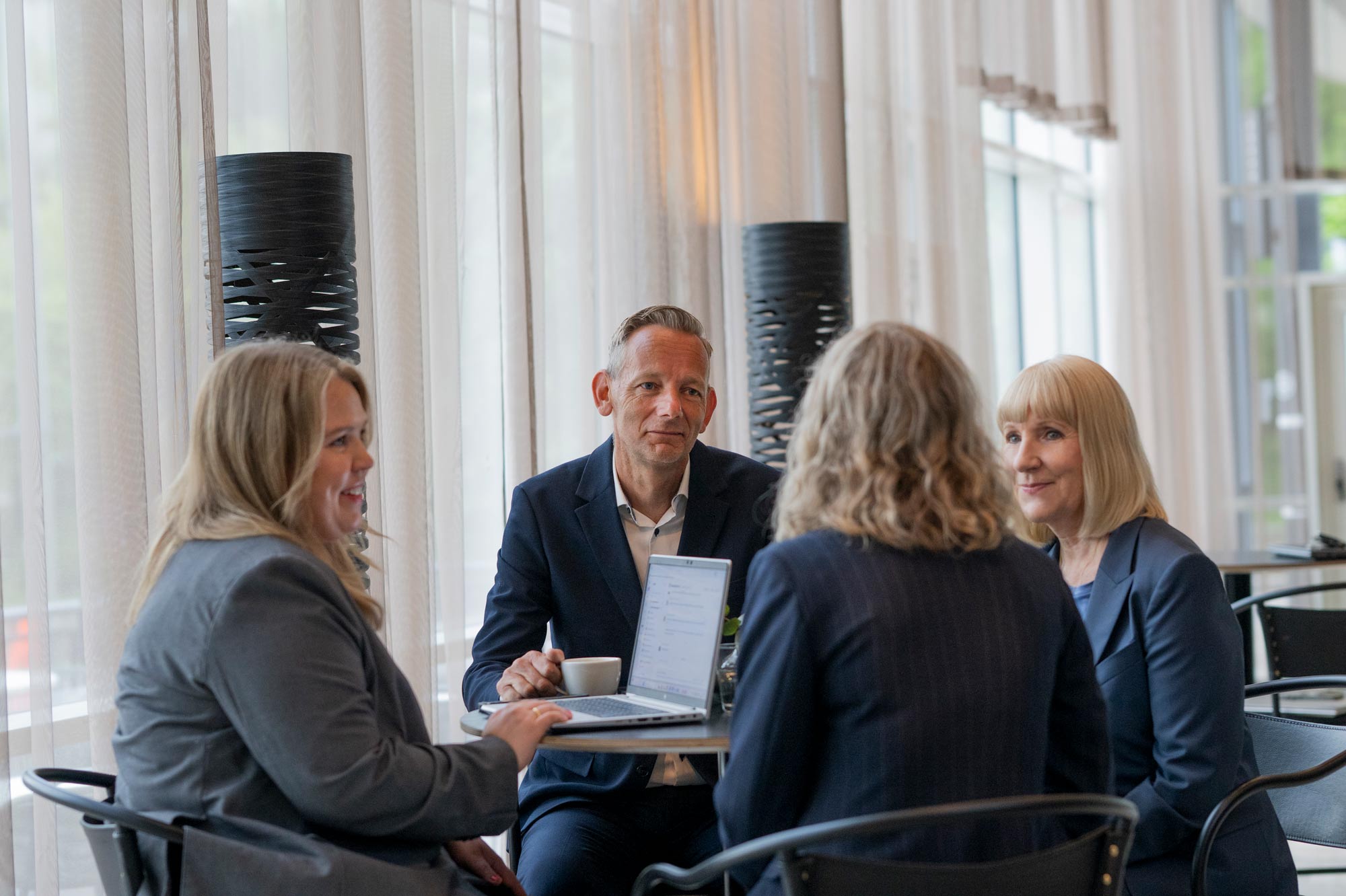 Medarbetare diskuterar vid ett runt bord